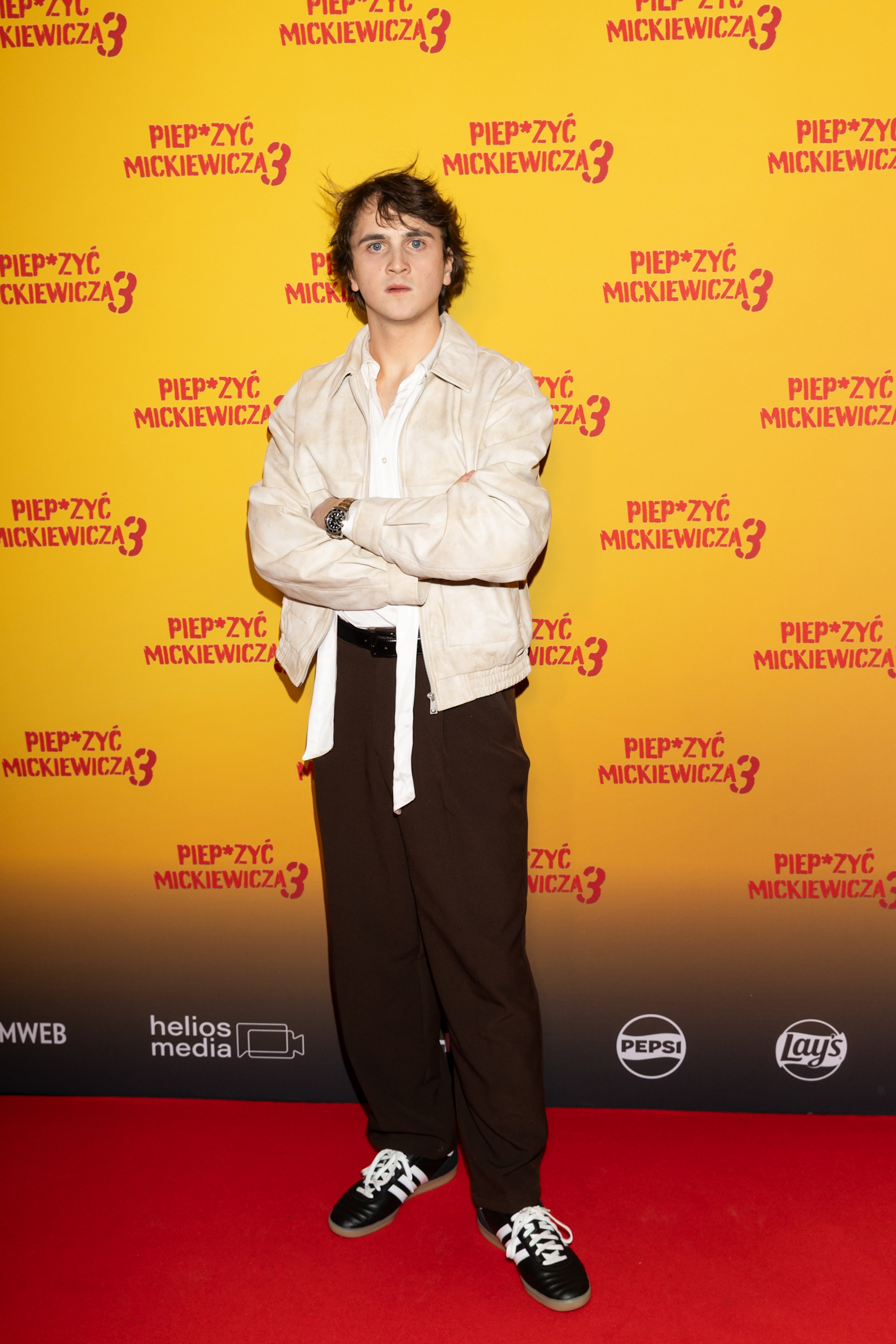 Aktor na czerwonym dywanie premiery