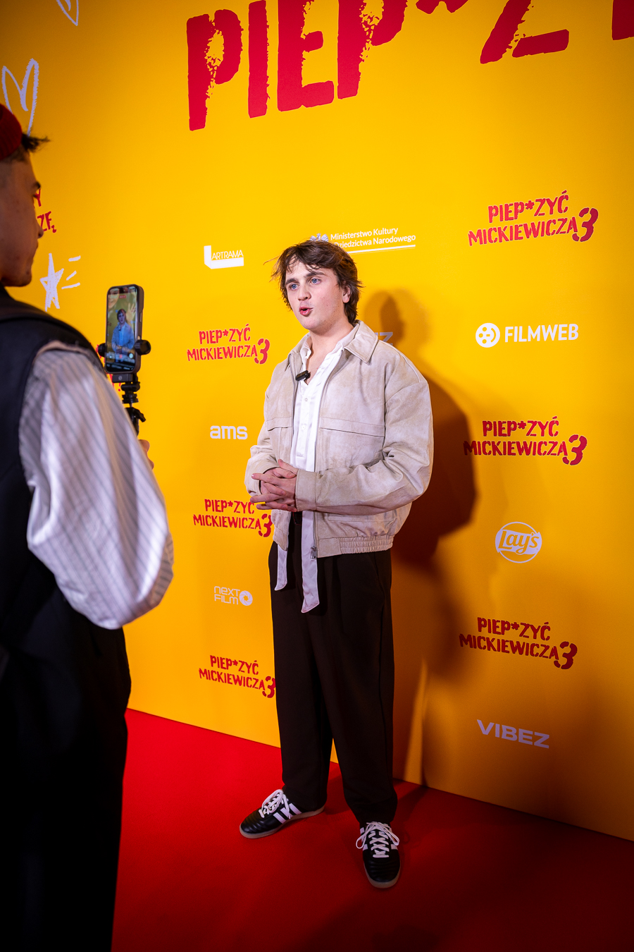 Aktor na czerwonym dywanie podczas premiery