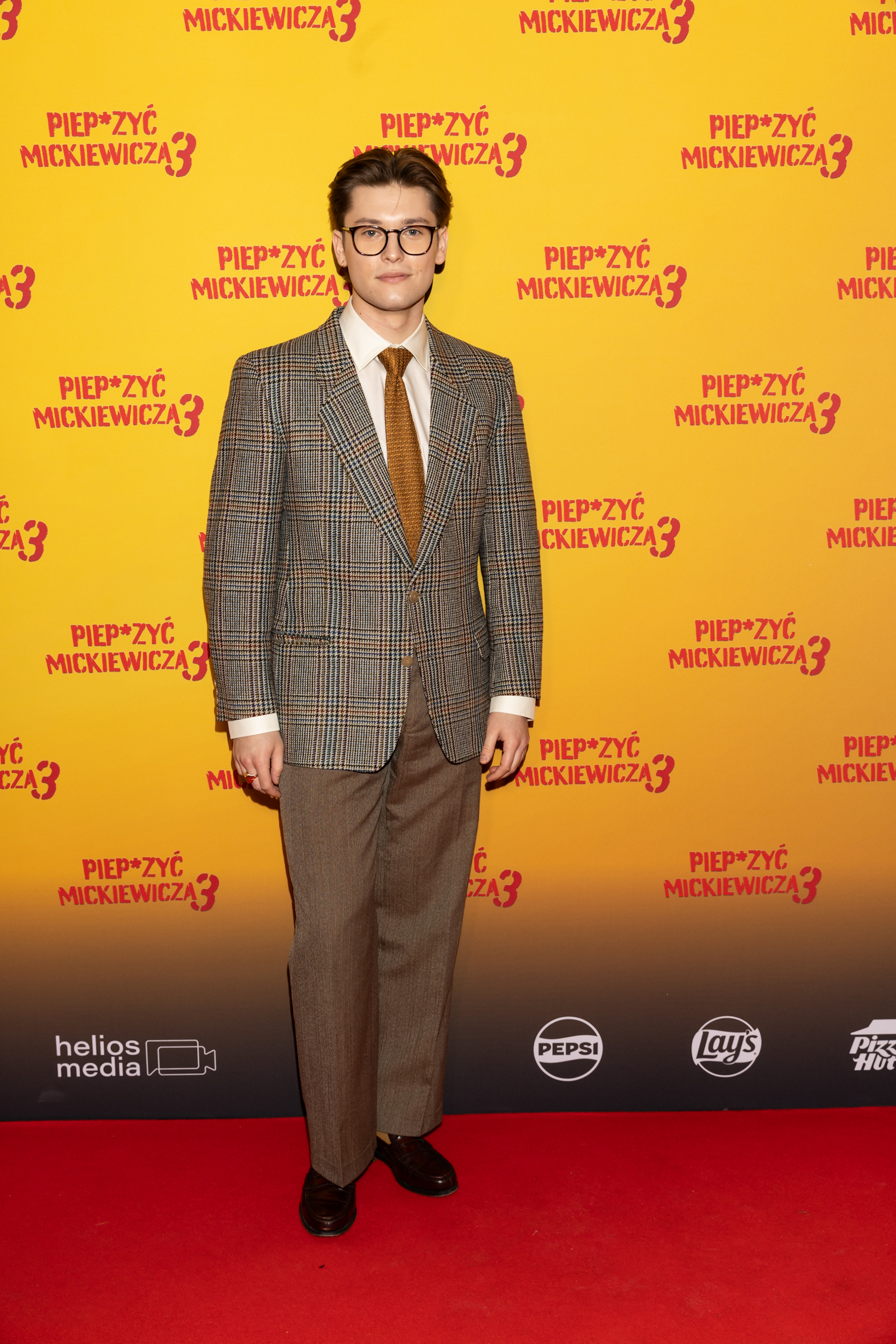 Aktorka w eleganckiej kreacji na premierze