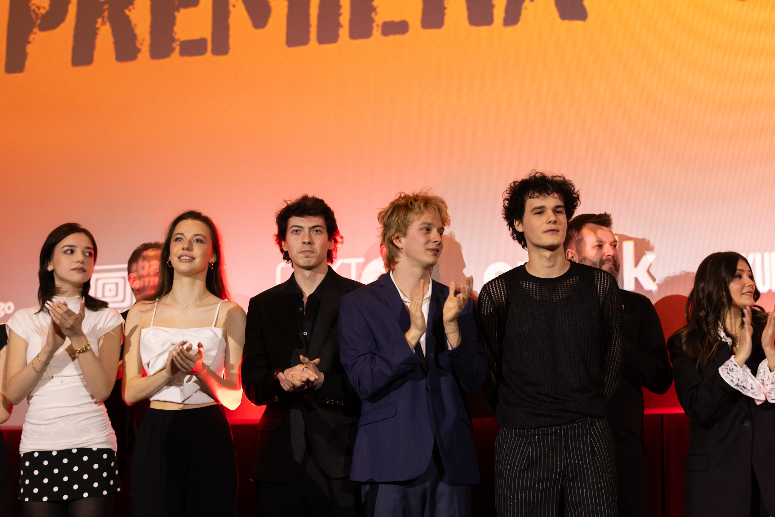 Obsada filmu na scenie podczas premiery