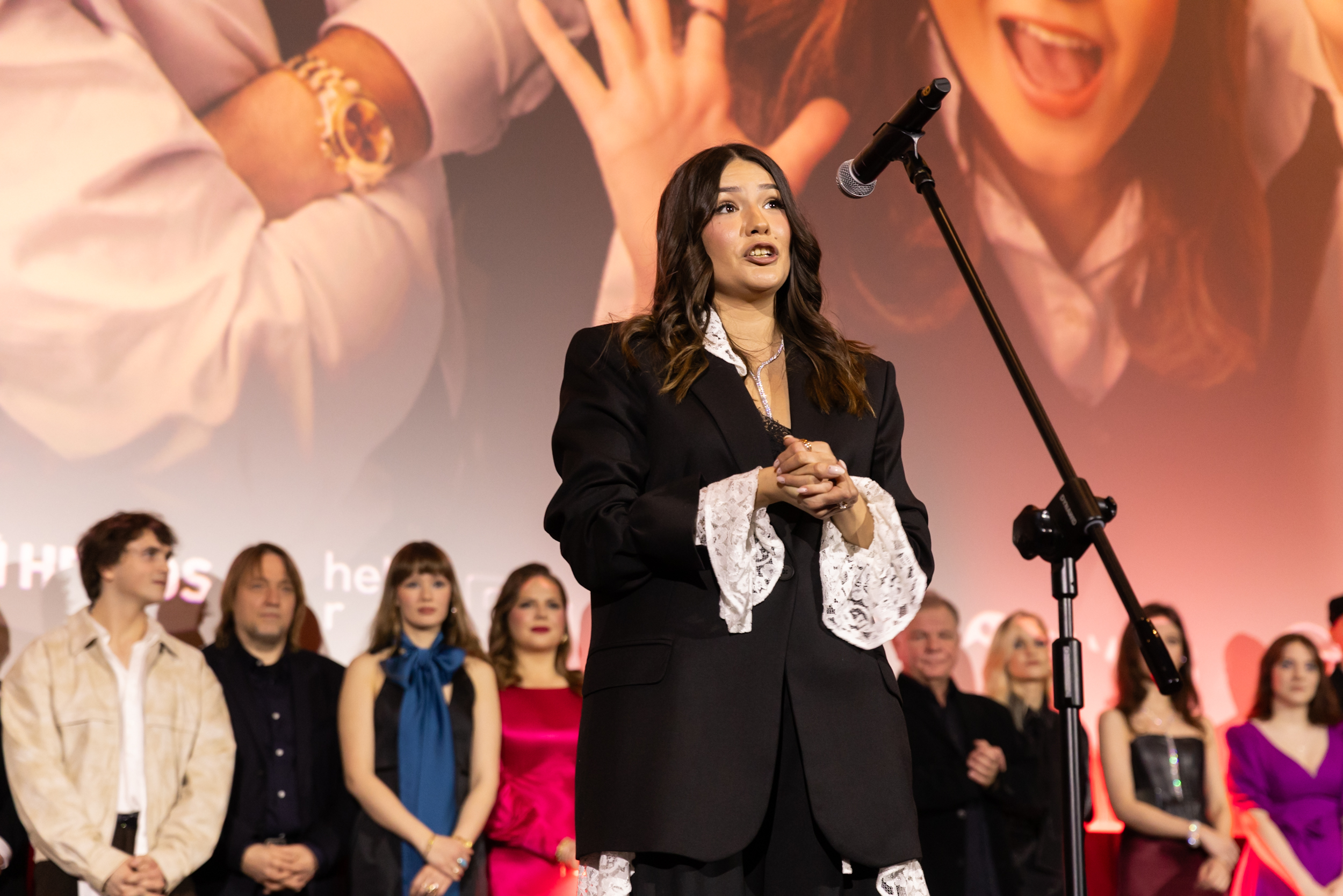 Sara Bustamante-Drozdek wzruszona podczas przemówienia na premierze